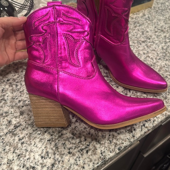 Shiney metallic hot pink boots - Picture 3 of 5